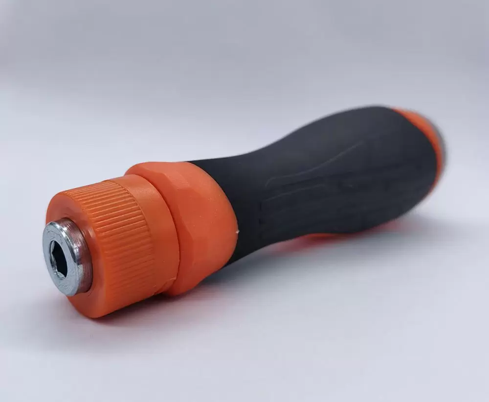 Stubby ratcheting Screwdriver